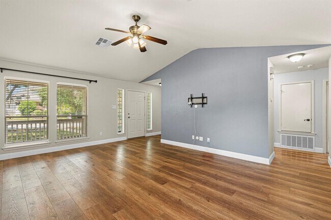 Building Photo - 112 Steele