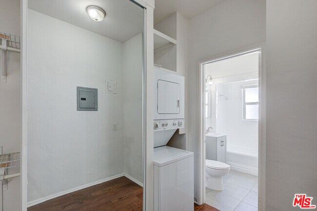 Building Photo - 965 N Doheny Dr