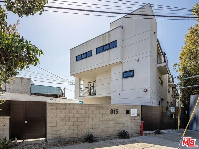 Building Photo - 815 Hampton Dr