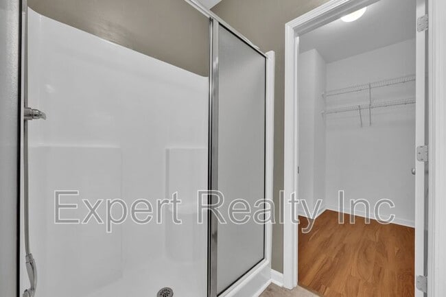 Building Photo - 1633 Cove Dr