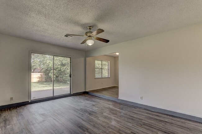 Building Photo - Cozy & Stylish Living Near ESA Park with F...