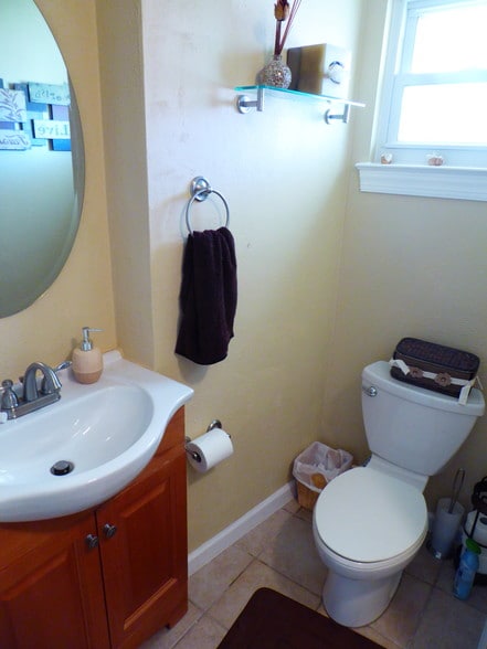 Downstairs full bath - 461 Pepper Mill Ln