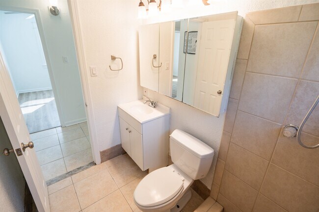 Building Photo - 406 Essex Dr