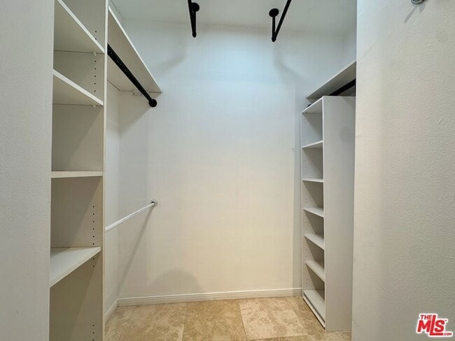 Building Photo - 999 N Doheny Dr