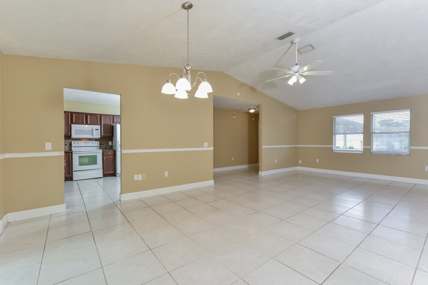 Building Photo - 1819 E Glancy Dr