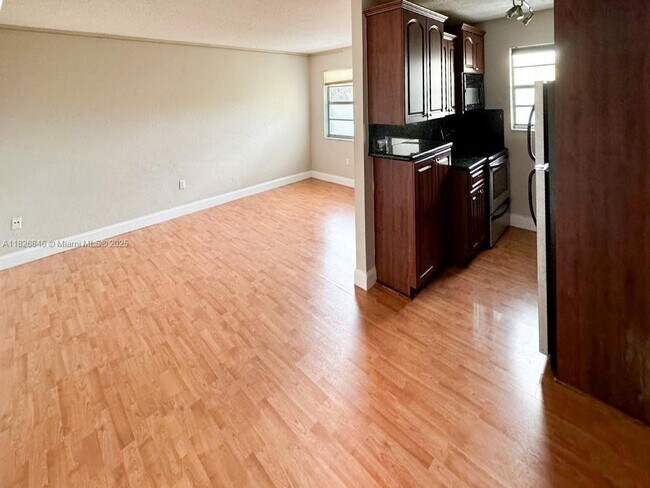 Building Photo - 427 Santander Ave