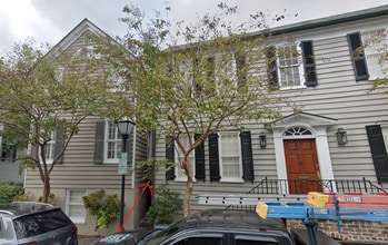 Building Photo - Charming Carriage Home Near The Charleston Battery