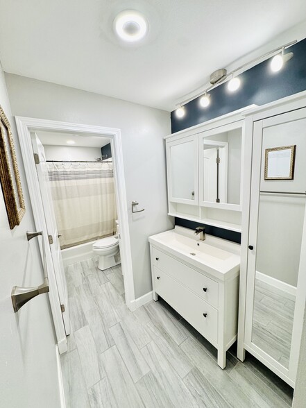 Building Photo - W170N11495 Armada Dr