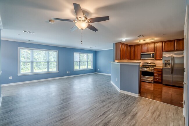 Building Photo - Bright And Spacious 3 Bed 2.5 Bath End-Uni...
