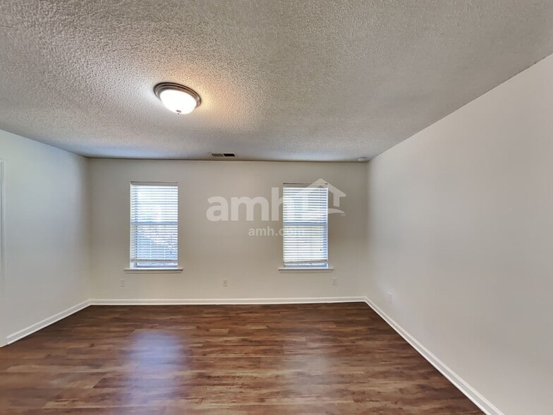 Building Photo - 11200 Longhedge Ln