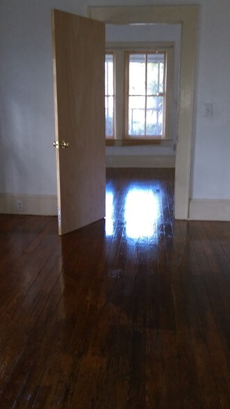 Huge dining room - 307 NW 15th St