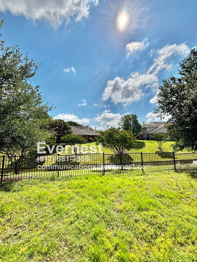 Building Photo - 4-Bedroom Home with Versatile Layout Near ...