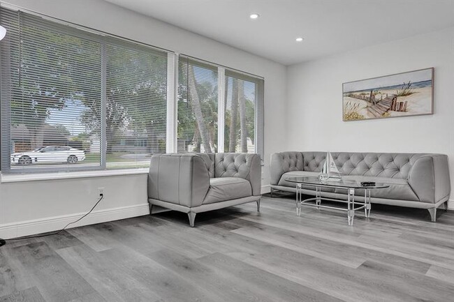 Building Photo - 2114 N 42nd Ave