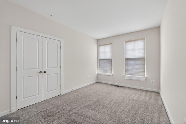 Building Photo - 5303 Greenwich Cir