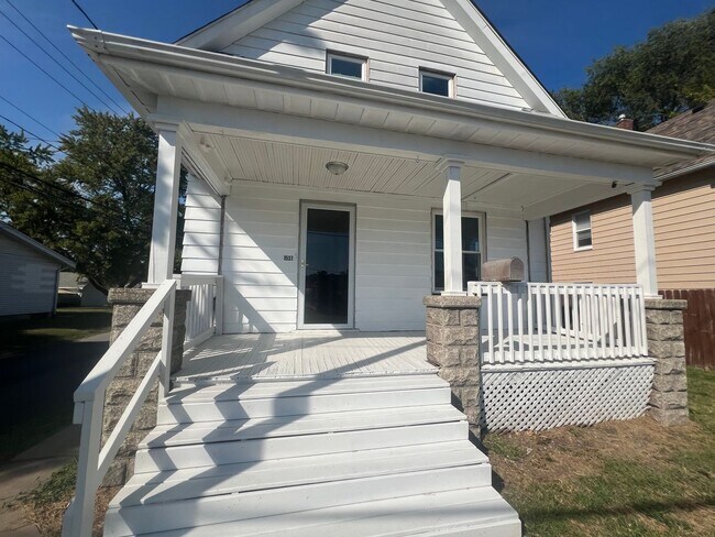 Building Photo - Large and Updated 3 Bedroom Home in Moline