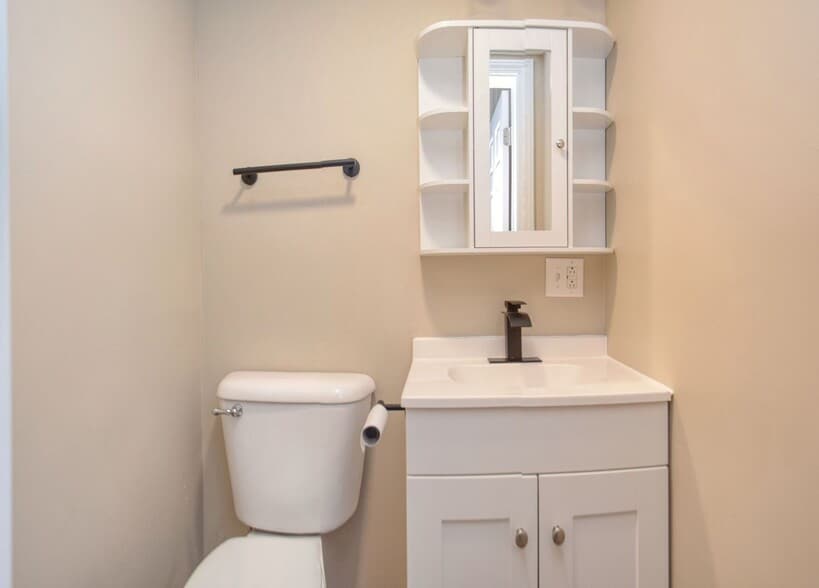Building Photo - Newly Remodeled 3BR/1.5BA Townhome - Bates Hendricks