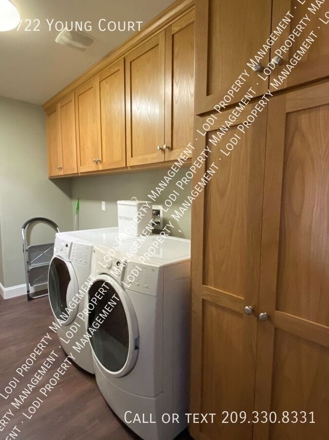 Building Photo - 722 Young Ct