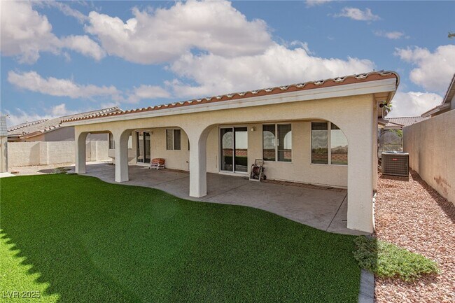Building Photo - 533 Trocadero St