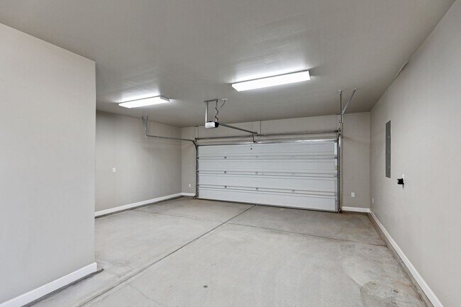 Building Photo - Newer Construction Home located in Mesa Village