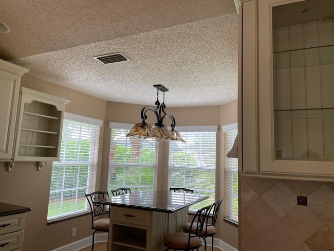 Building Photo - 12861 Meadowbend Dr