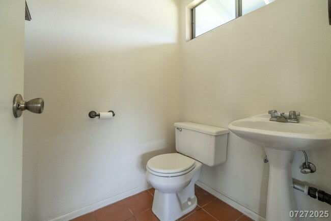 Building Photo - Beautiful and Large 3 bedroom 2.5 bath SFH...