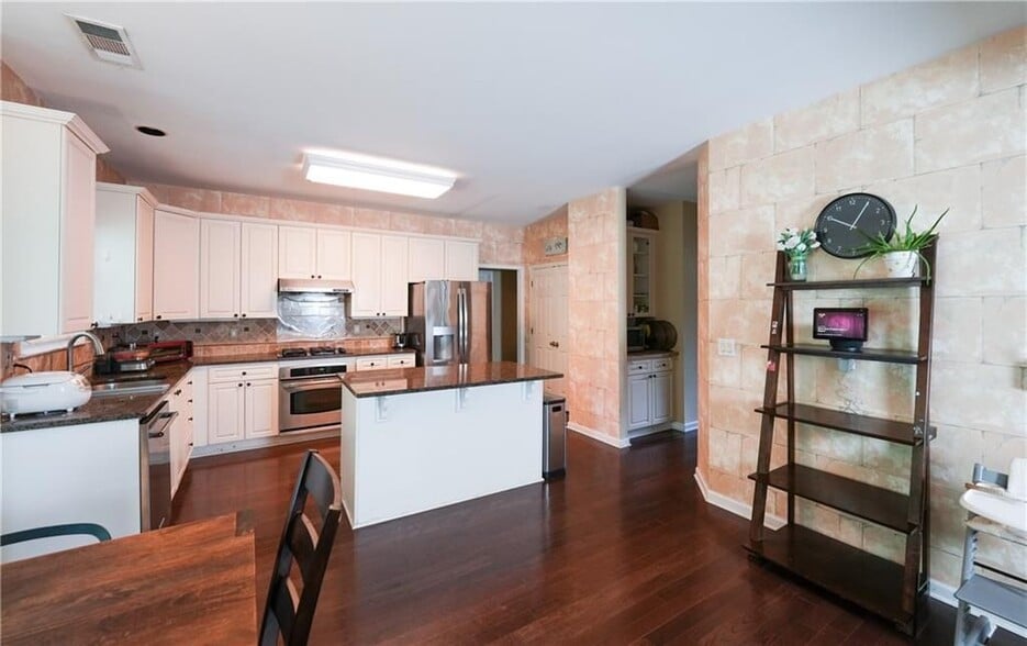 Building Photo - 350 Scarborough Way