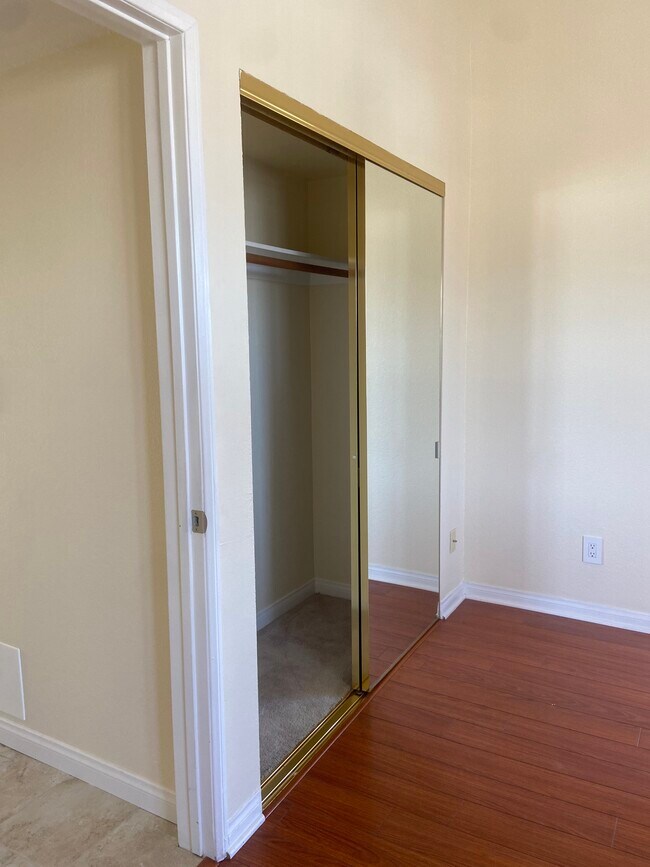 Building Photo - 435 E Valencia Ave