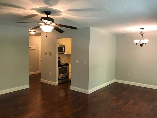 Building Photo - Somerset Condominiums, Freeport:2BR/1BA av...