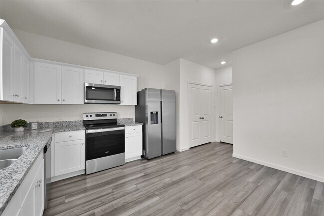 Building Photo - 14818 Calderon Dr