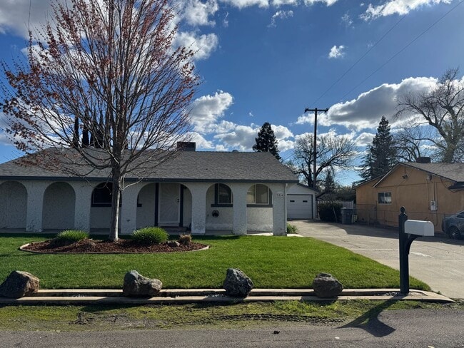 Building Photo - Single level home on large lot