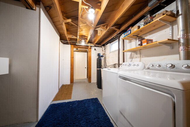 Building Photo - 1410 Juneau Ln N