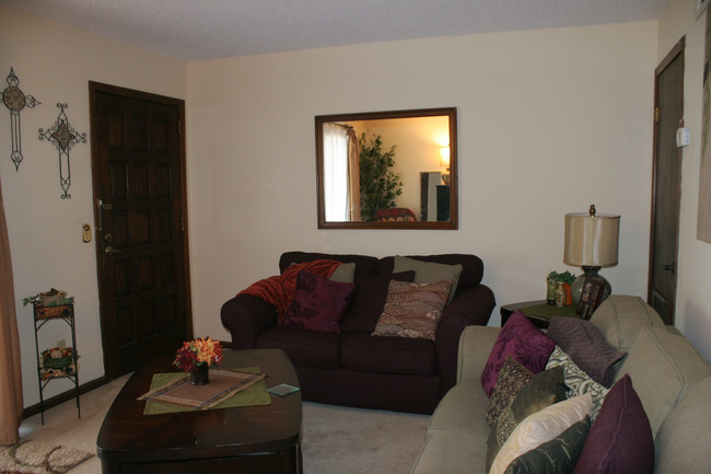 LIVING ROOM - 200 Arbor Dr