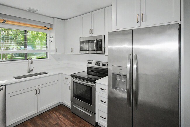 Building Photo - 2 Bedroom Condo In South Park!