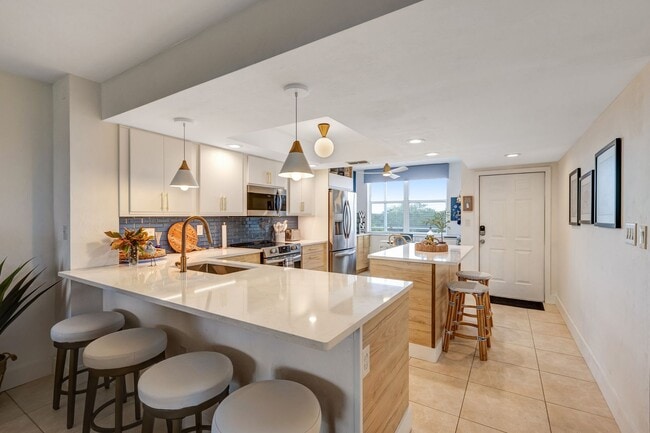 Building Photo - ** NAPLES COVE @ BAY FOREST ** 2 BED / 2 B...