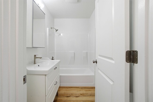 Building Photo - Newly Renovated 2 Bedroom Home