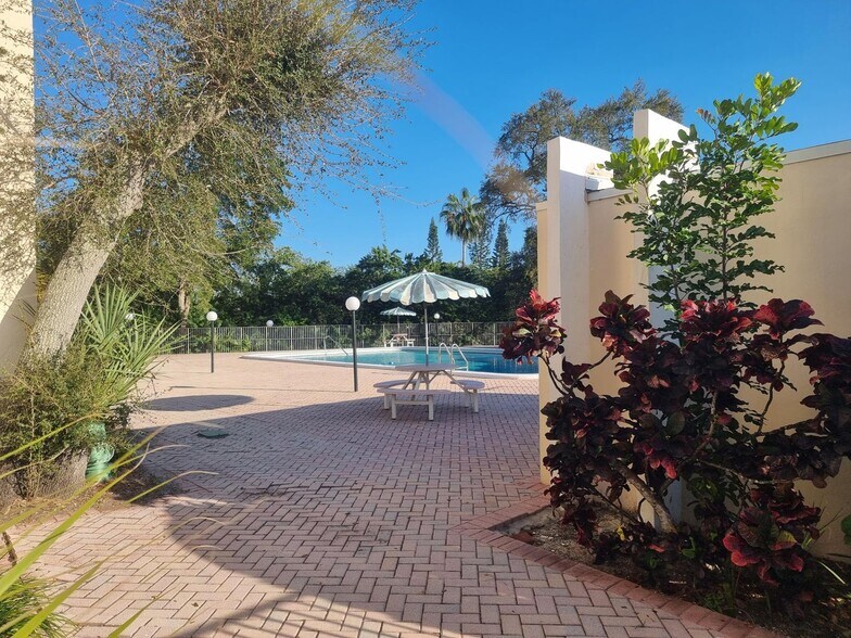 Community Pool 644 NW 13th #11 - 644 NW 13th St