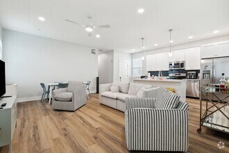 Building Photo - Elegant 3 Bedroom, 2.5 Bath Apartment