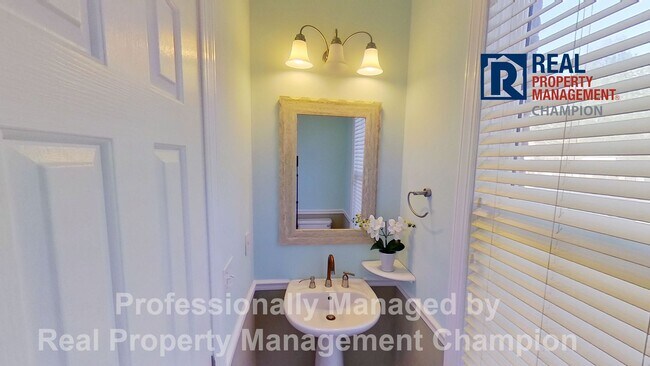 Building Photo - Fabulous End Unit Townhome with Three Master Bedrooms