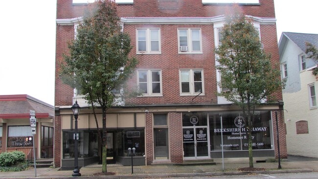 Building Photo - 12 W King St