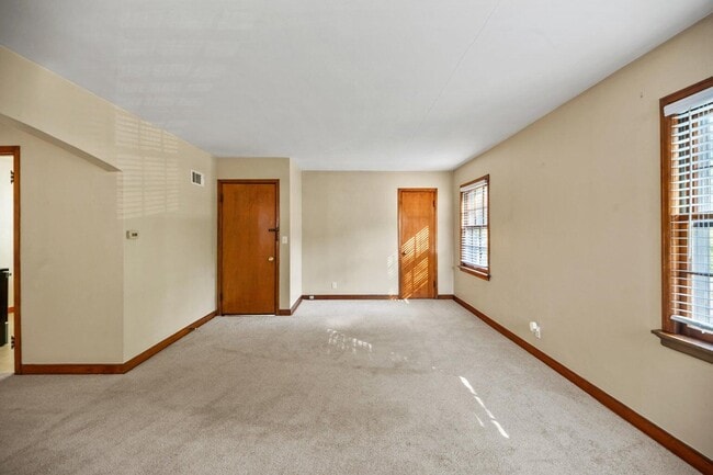 Building Photo - 1700 E Menlo Blvd