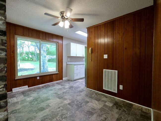 Building Photo - RANCH WITH LARGE LOT IN W. KNOX-CRESTWOOD ...