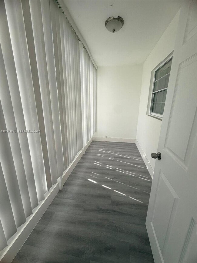 Building Photo - 20111 NE 27th Ct