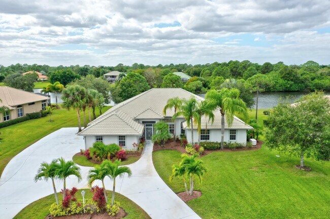 Building Photo - 8028 Plantation Lakes Dr