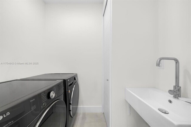 Building Photo - 1201 W 47th St