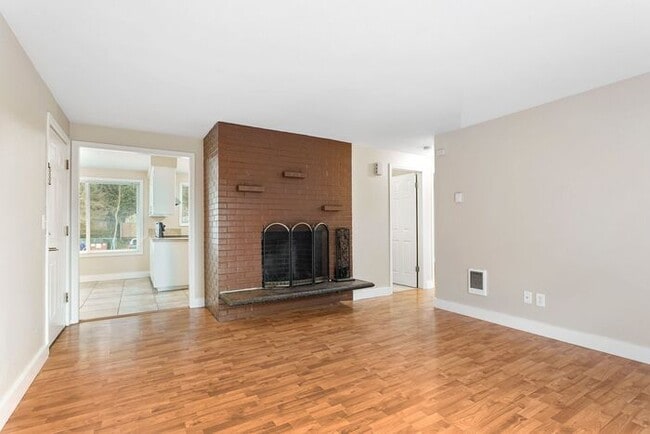 Building Photo - 2 bedroom available soon ! Apply Now!!