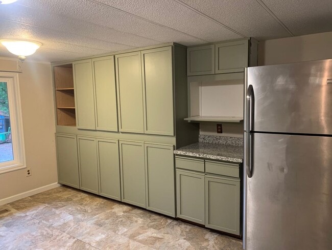 Building Photo - $2,000 - Three Bedrooms, One Full Bath Ren...
