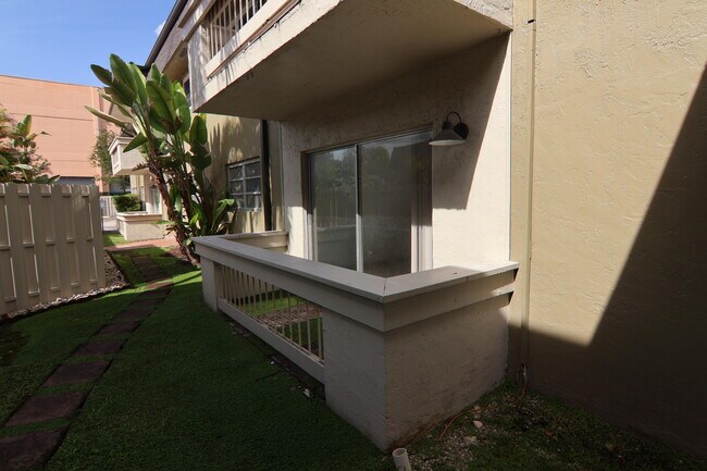 Building Photo - 9360 SW 87th Ave