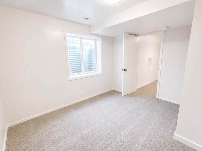 Building Photo - 51 W 1100 S