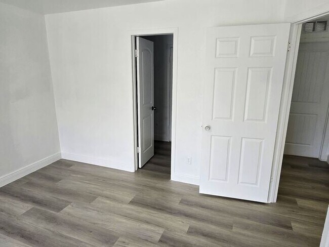 Building Photo - Large Two bedrooms with a cover patio