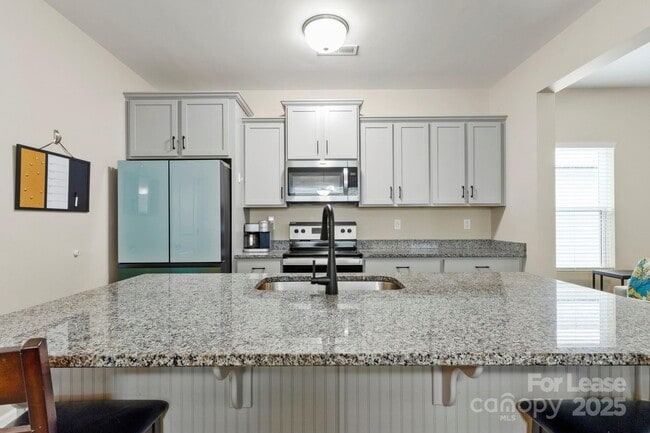 Building Photo - 467 Switch St